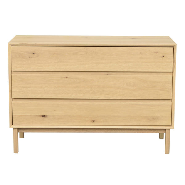 Byrå i ljust trä med tre lådor och ben i skandinavisk design