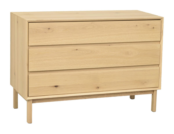 Byrå i ljust trä med tre lådor och smala ben i skandinavisk design