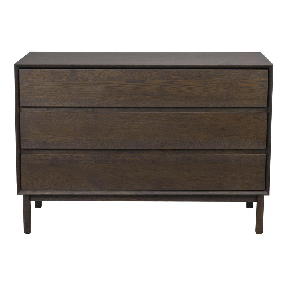 Brun byrå med tre lådor i mörkt trä på smala ben, modern skandinavisk design