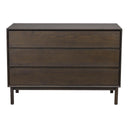 Brun byrå med tre lådor i mörkt trä på smala ben, modern skandinavisk design