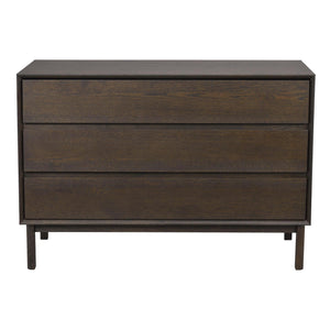 Brun byrå med tre lådor i mörkt trä på smala ben, modern skandinavisk design