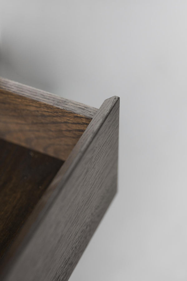Närbild av träram i grå ek med synlig textur och snickardetaljer