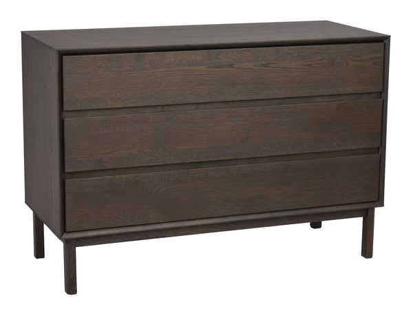 Mörkbrun träbyrå med tre lådor och ben i modern skandinavisk design