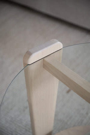 Närbildsdetalj av träbordsben i ljus ek med snodd i skåra, minimalistisk skandinavisk design