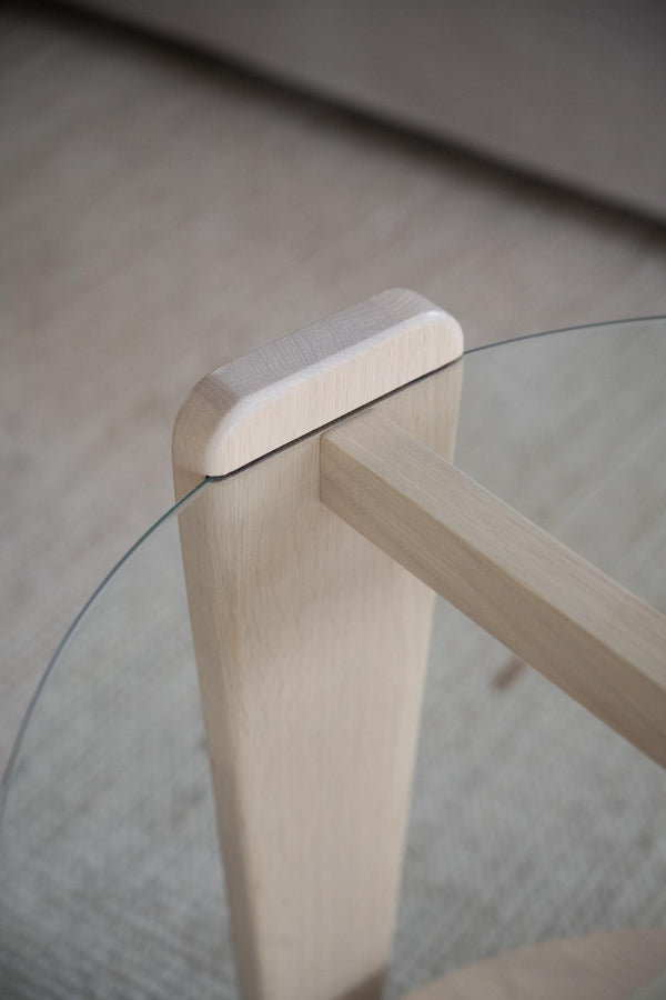 Närbildsdetalj av träbordsben i ljus ek med snodd i skåra, minimalistisk skandinavisk design