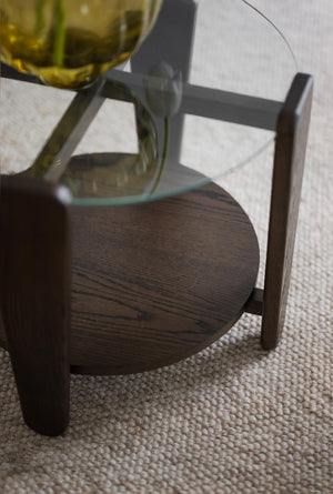 Soffbord i mörk ek med glasskiva och rundad hylla, detalj av ben och konstruktion på ljus matta