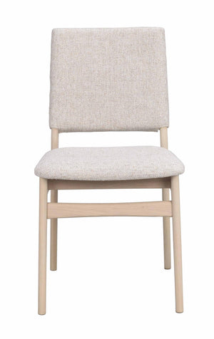 Stol med ljust trästomme och beige klädsel i tyg, modern skandinavisk design med raka linjer