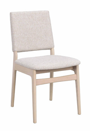 Beige stoppad stol med ljust trästomme i modern skandinavisk design