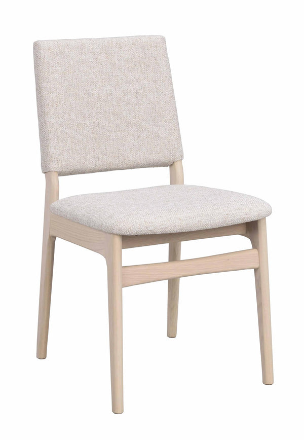 Beige stoppad stol med ljust trästomme i modern skandinavisk design