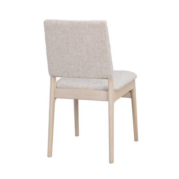 Beige stoppad matstol med ljust träben, sedd från sidan mot vit bakgrund