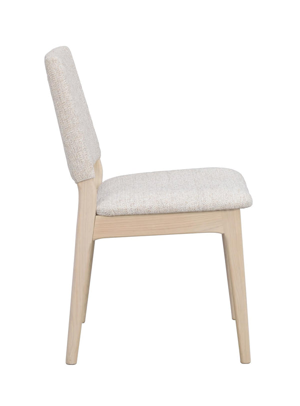 Stoppad matstol med ljust trästomme och beige klädsel, sidovy