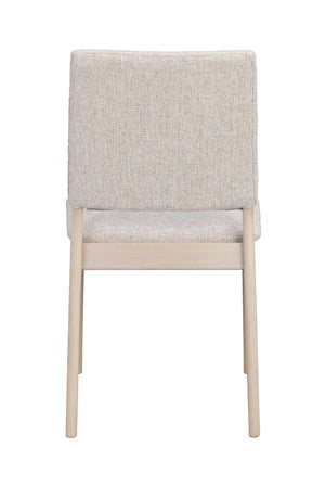 Beige stoppad stol med ljust trä, sedd bakifrån mot vit bakgrund