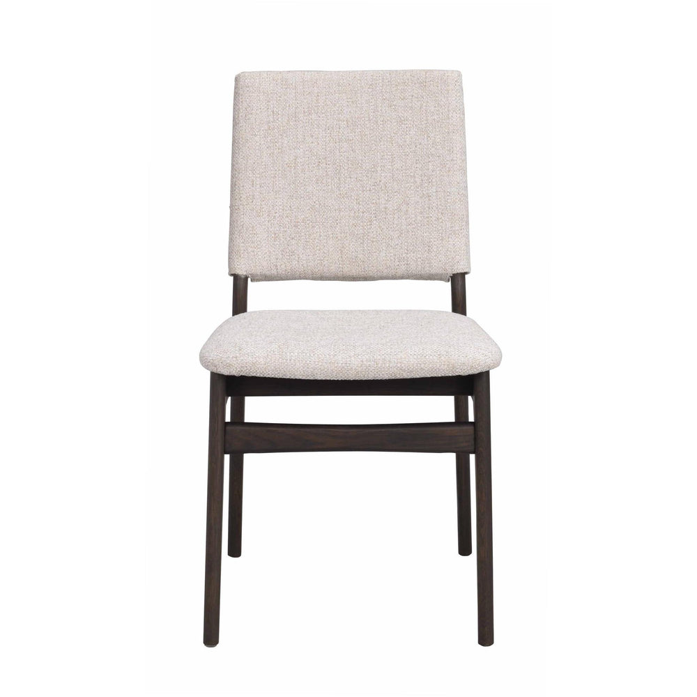 Ljusgrå stoppad matstol med mörkbruna träben i modern skandinavisk design