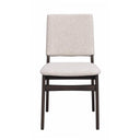 Ljusgrå stoppad matstol med mörkbruna träben i modern skandinavisk design