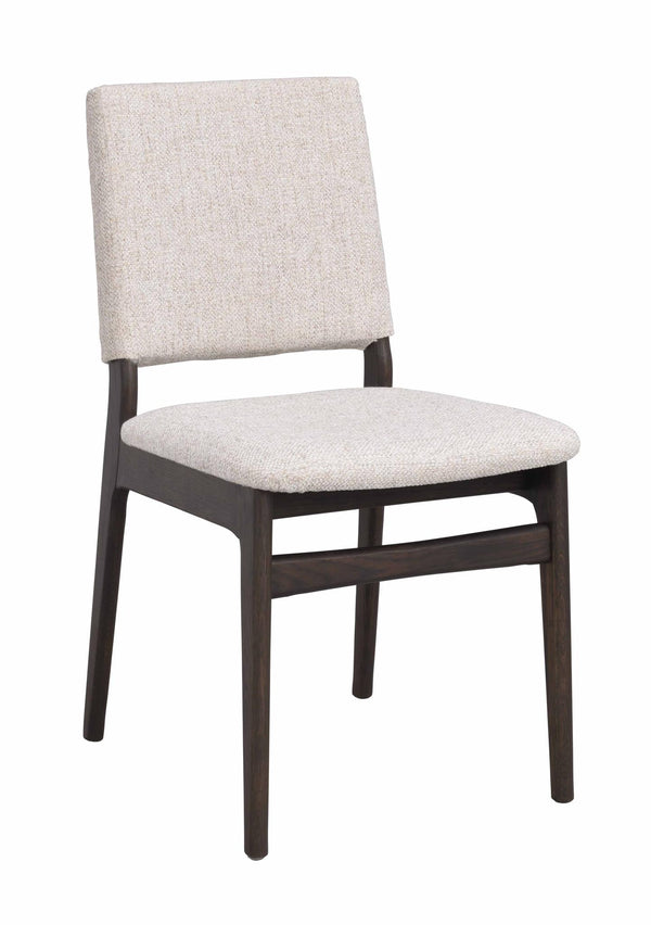 Stoppad matstol med ljusgrå klädsel och mörkbruna träben i modern skandinavisk design