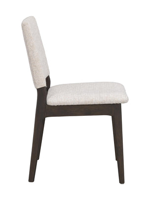 Matstol med ljusgrå klädselsits och rygg samt mörka träben i modern skandinavisk design