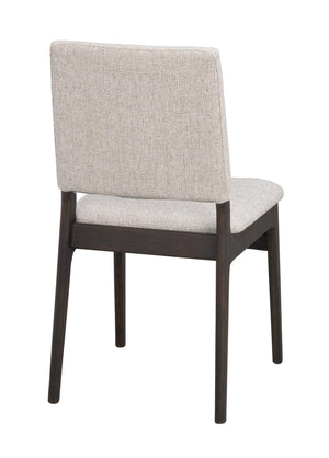 Matstol med beige klädsel och mörkbruna benställning i trä, sedd bakifrån