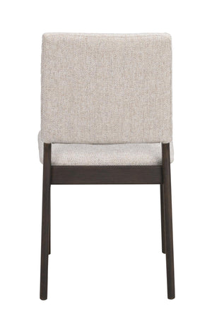 Beige stoppad matstol med mörkbruna träben, bakifrån sett mot vit bakgrund