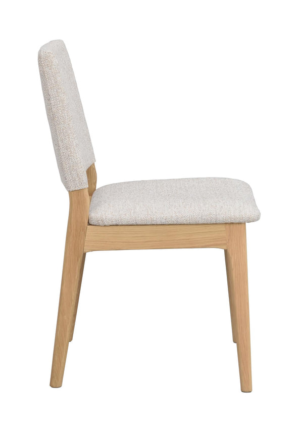 Matstol med ljusgrå klädsel och ben i ljust trä, sidovy mot vit bakgrund