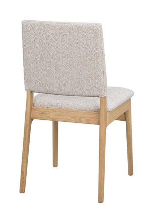 Matstol i ljust trä med beige klädsel, vy bakifrån som visar ryggstöd och ben