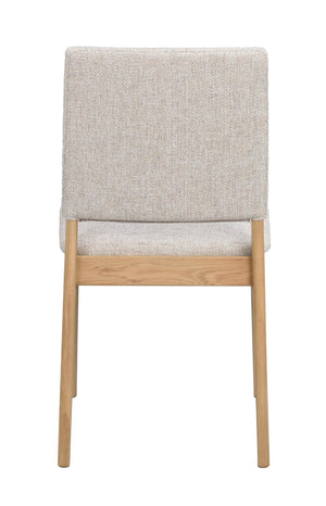 Stol med beige klädsel och ben i ljust trä, sedd bakifrån mot vit bakgrund