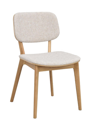 Matstol i ljust trä med beige klädsel, skandinavisk design med träben och stoppade rygg- och sitsdynor