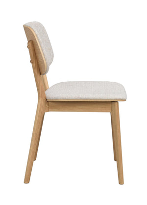 Matstol i ljus ek med beige stoppad sits och rygg, visad från sidan