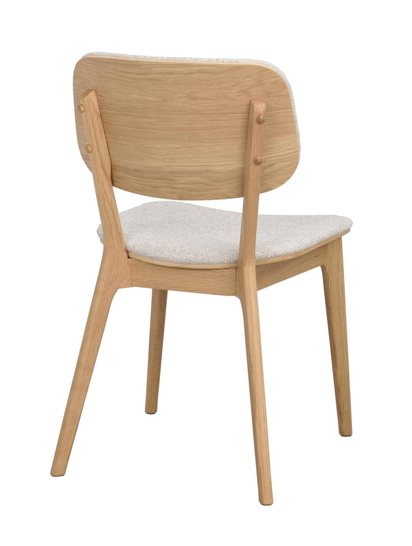 Matstol i ek med stoppad sits och rygg i ljusgrått tyg, sedd bakifrån