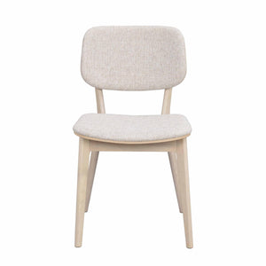 Stoppad matstol i ljusbeige tyg med ben i vitlaserad ek, skandinavisk design