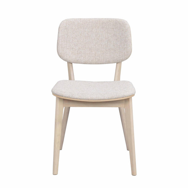Stoppad matstol i ljusbeige tyg med ben i vitlaserad ek, skandinavisk design