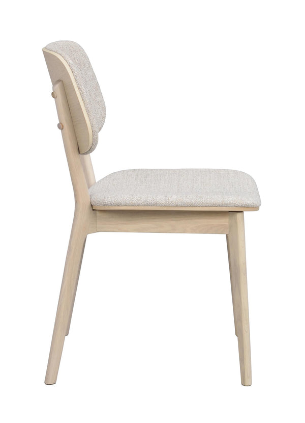 Ljus trässtol med stoppad sits och rygg i beige tyg, sidovy mot vit bakgrund