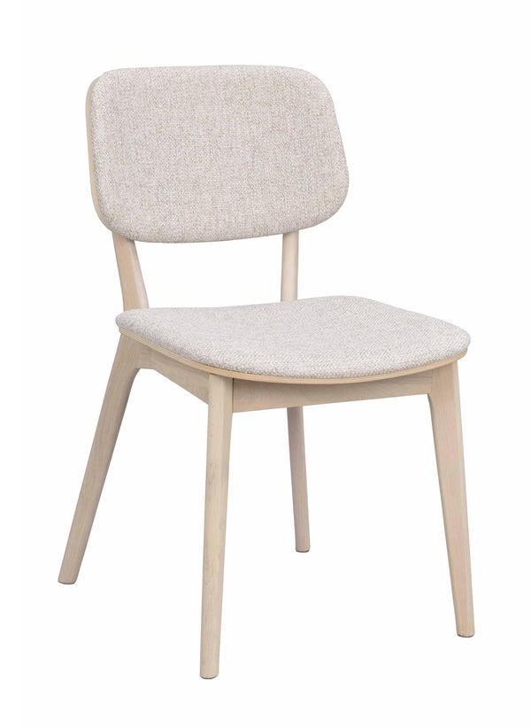 Ljus stoppad matstol med träben i vitlaserad ek och beige klädsel i tyg
