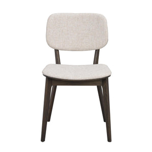 Stol med beige klädsel och mörka träben i modern skandinavisk design