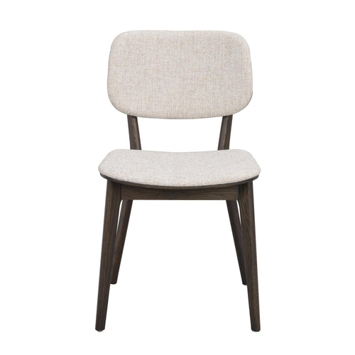 Stol med beige klädsel och mörka träben i modern skandinavisk design