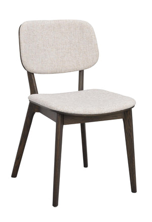 Matstol med beige klädsel och mörkbruna träben i modern skandinavisk design