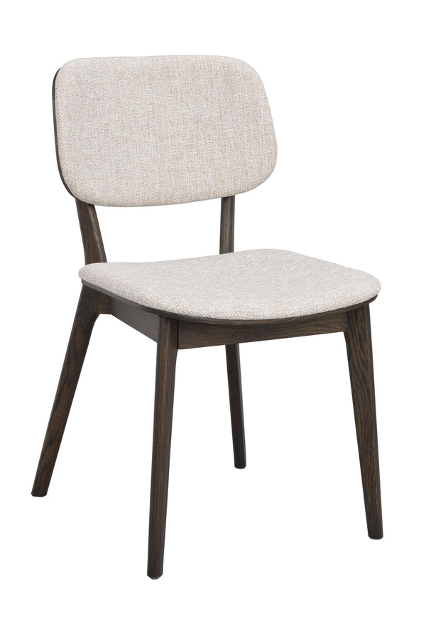 Matstol med beige klädsel och mörkbruna träben i modern skandinavisk design
