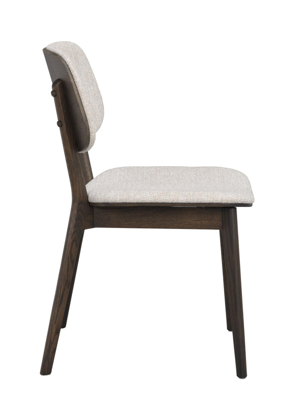 Matstol i mörkt trä med ljusgrå klädsel, sidovy som visar stoppad sits och rygg