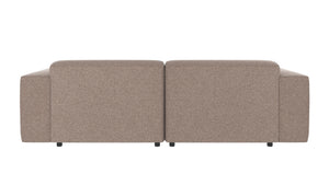 Beige tvåsitssoffa i tyg sedd bakifrån med mjuka armstöd och svarta ben