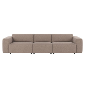 Beige tresitssoffa med mjuka kuddar och låga armstöd i modernt modulsystem