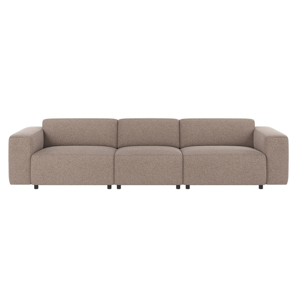 Beige tresitssoffa med mjuka kuddar och låga armstöd i modernt modulsystem