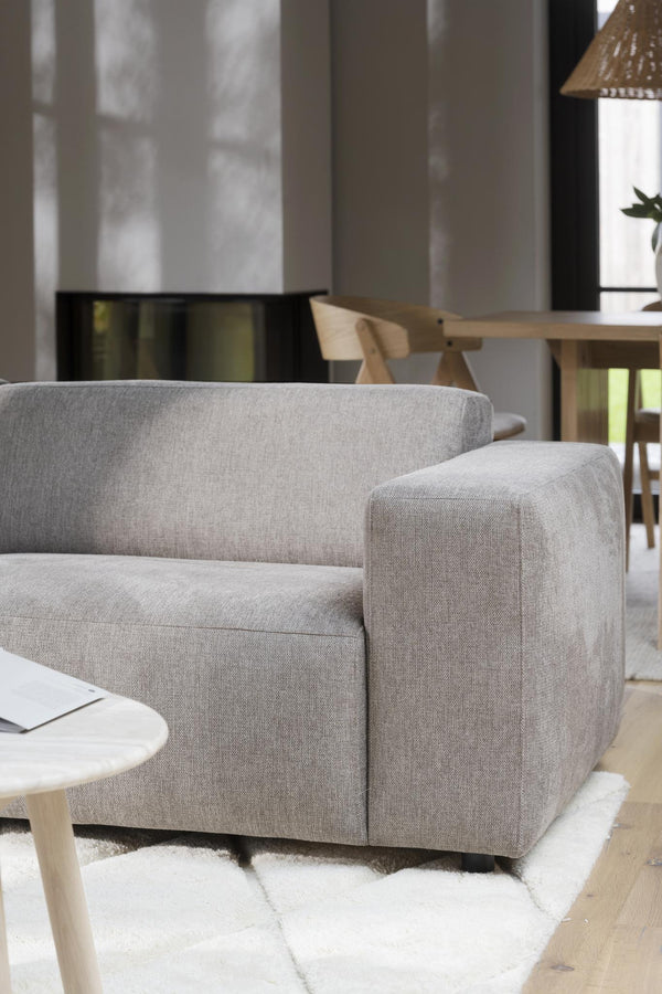 Grå tv-bänk i modern skandinavisk design med ljust trä och minimalistisk stil i vardagsrum