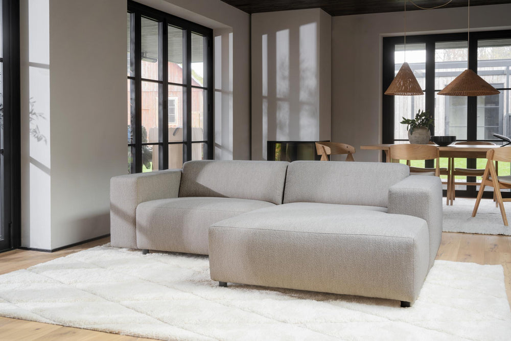 Beige modulsoffa med schäslong i textil, modern design med låga träben