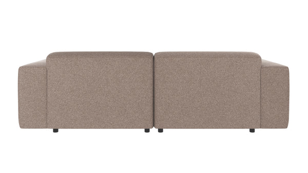 Beige tvåsitsig soffa med modulär design sedd bakifrån, med låga armstöd och svarta ben