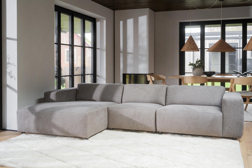 Beige modulsoffa med schäslong i mjuk klädsel, modern design med låga ben