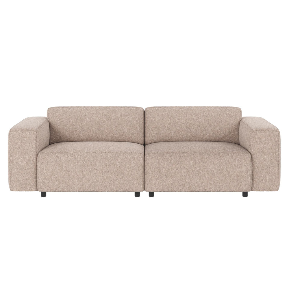 Beige tvåsitsssoffa med blockformade armstöd och låga träben i modern skandinavisk design