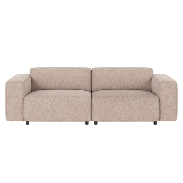 Beige tvåsitsssoffa med blockformade armstöd och låga träben i modern skandinavisk design