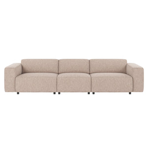 Beige tresitsig modulsoffa med låga armstöd och mjuka kuddar i modern design