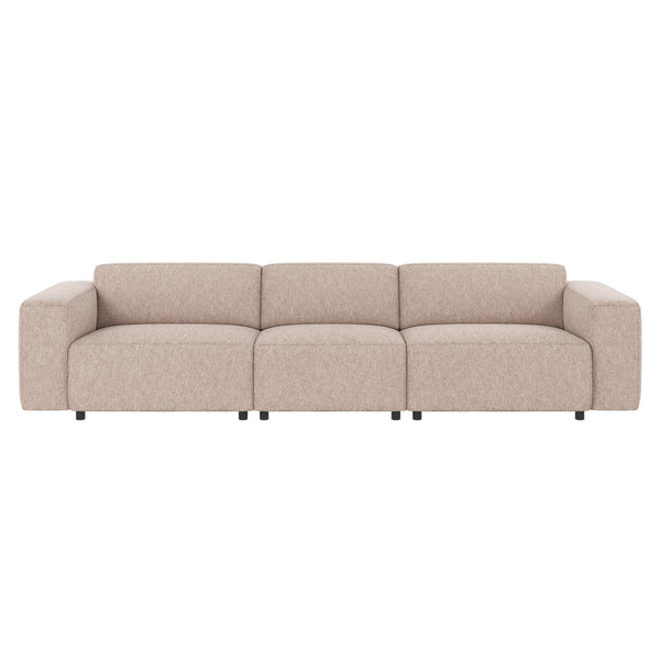 Beige tresitsig modulsoffa med låga armstöd och mjuka kuddar i modern design
