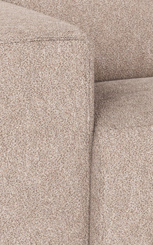 Beige soffa i mjukt tyg med detaljbild på armstöd och sömmar i närbild