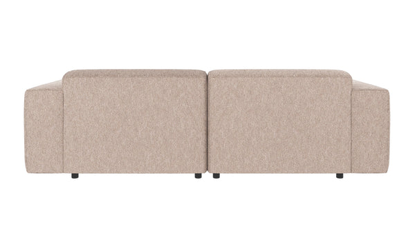 Beige tvåsitssoffa i mjukt tyg, vy bakifrån med synliga armstöd och ben